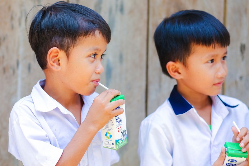 sua hoc duong quang nam: hoc sinh mien nui duoc uong sua mien phi hinh 2