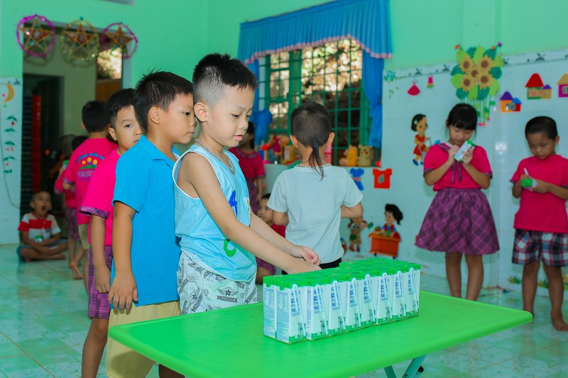 sua hoc duong quang nam: hoc sinh mien nui duoc uong sua mien phi hinh 3