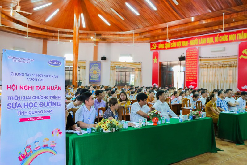 sua hoc duong quang nam: hoc sinh mien nui duoc uong sua mien phi hinh 4