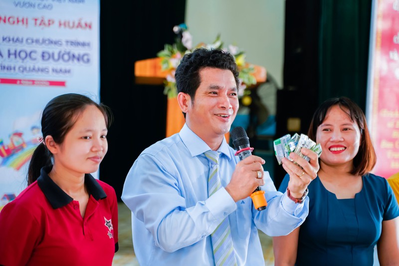 sua hoc duong quang nam: hoc sinh mien nui duoc uong sua mien phi hinh 5