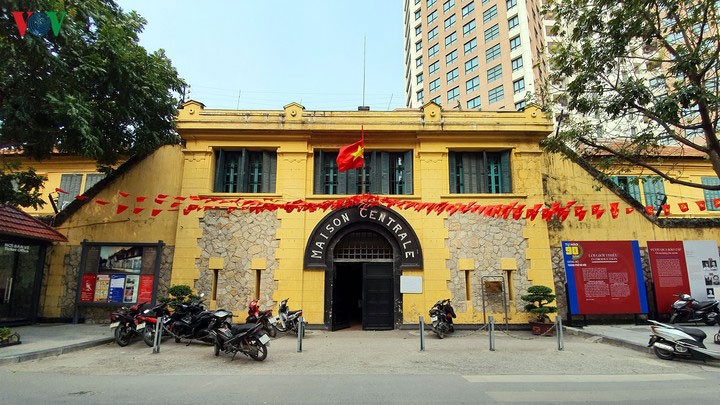 nha tu hoa lo don khach tham quan cac toi cuoi tuan hinh 1