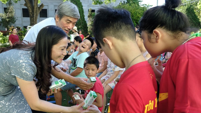 vinamilk va quy sua vuon cao viet nam tang sua cho tre em thiet thoi hinh 2