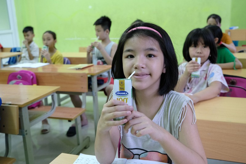 vinamilk va quy sua vuon cao viet nam tang sua cho tre em thiet thoi hinh 3