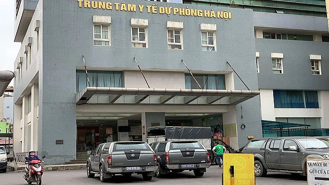 mua may xet nghiem gia cao tai cdc ha noi: khoi to 2 can bo hinh 1