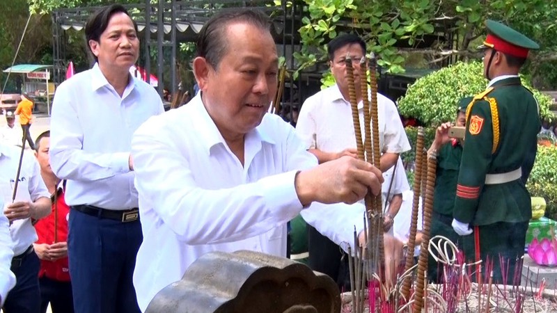 pho thu tuong truong hoa binh vieng nghia trang liet si tai quang tri hinh 1