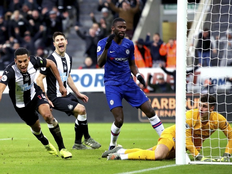 chelsea thua newcastle, mu co thoi co ap sat top 4 premier league hinh 1