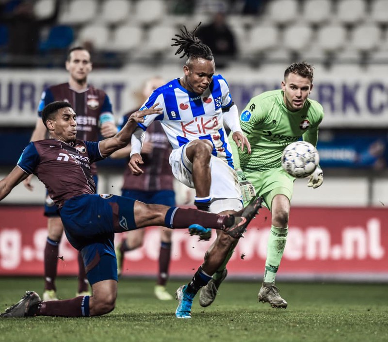 van hau va dong doi an mung heerenveen vao tu ket cup quoc gia ha lan hinh 6