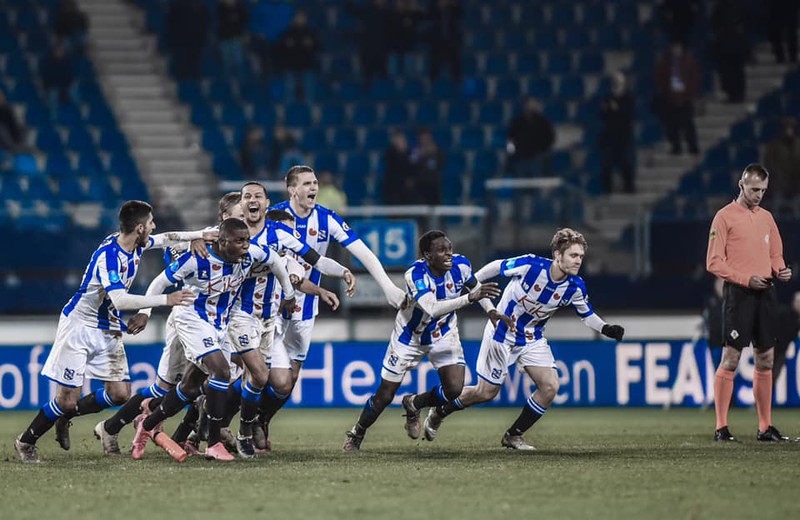 van hau va dong doi an mung heerenveen vao tu ket cup quoc gia ha lan hinh 3