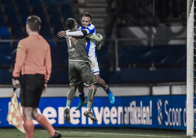 van hau va dong doi an mung heerenveen vao tu ket cup quoc gia ha lan hinh 4