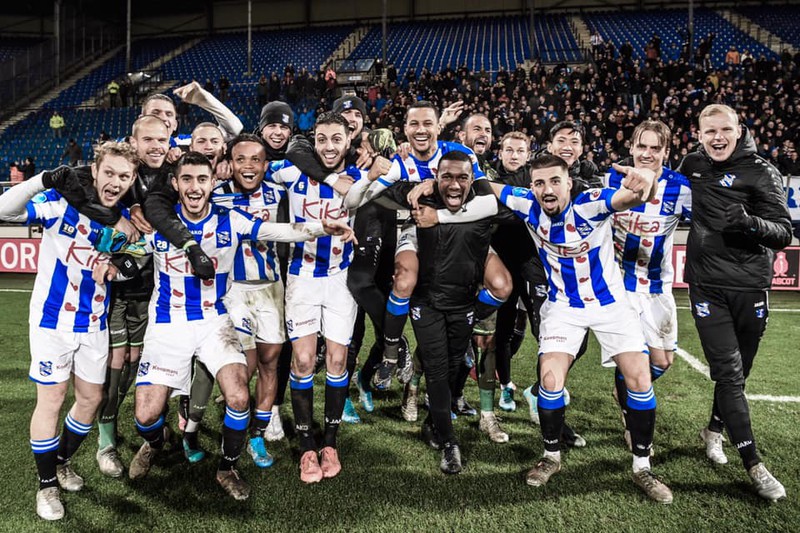 van hau va dong doi an mung heerenveen vao tu ket cup quoc gia ha lan hinh 1