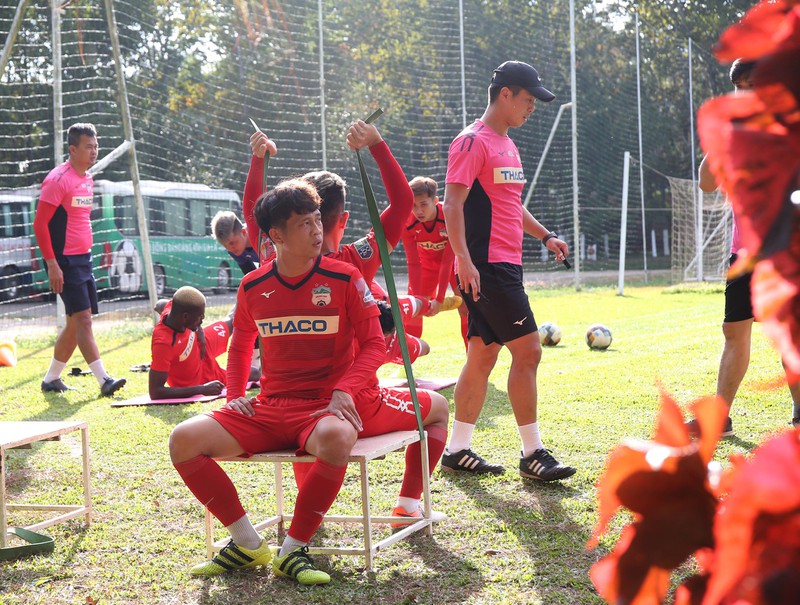 van toan va dong doi tran day khi the o buoi tap khai xuan cua hagl hinh 6