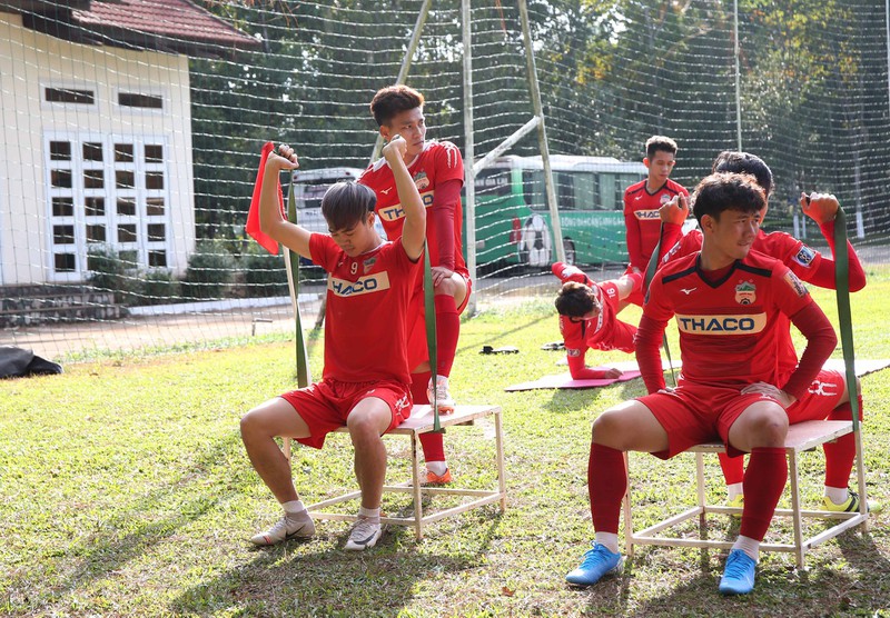 van toan va dong doi tran day khi the o buoi tap khai xuan cua hagl hinh 7