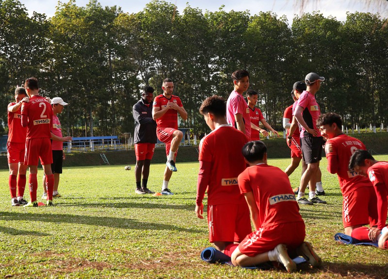 van toan va dong doi tran day khi the o buoi tap khai xuan cua hagl hinh 4