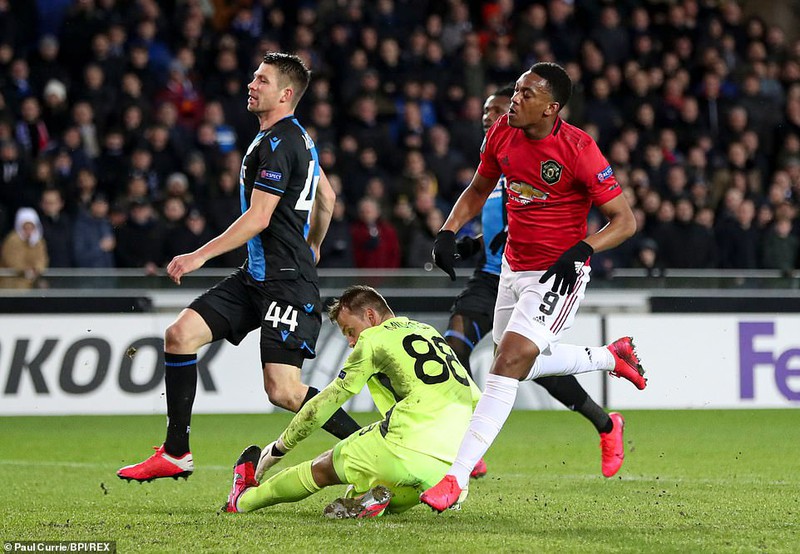 toan canh brugge 1-1 mu: romero sai da co martial sua hinh 7
