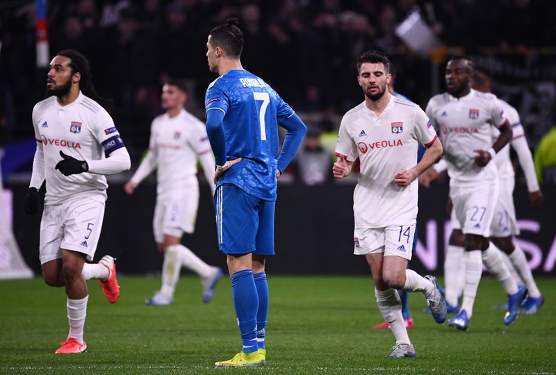 toan canh lyon 1-0 juventus: ronaldo va dong doi thua "lam lung trang bung" hinh 1