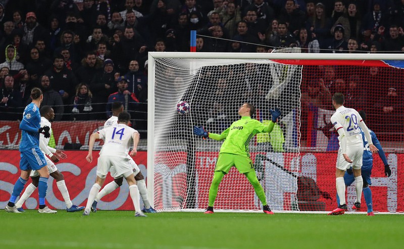 toan canh lyon 1-0 juventus: ronaldo va dong doi thua "lam lung trang bung" hinh 2