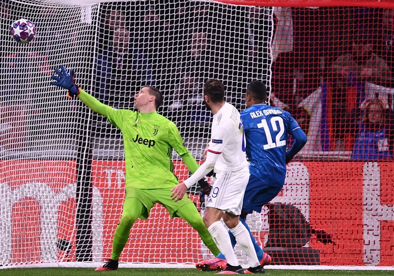 toan canh lyon 1-0 juventus: ronaldo va dong doi thua "lam lung trang bung" hinh 4
