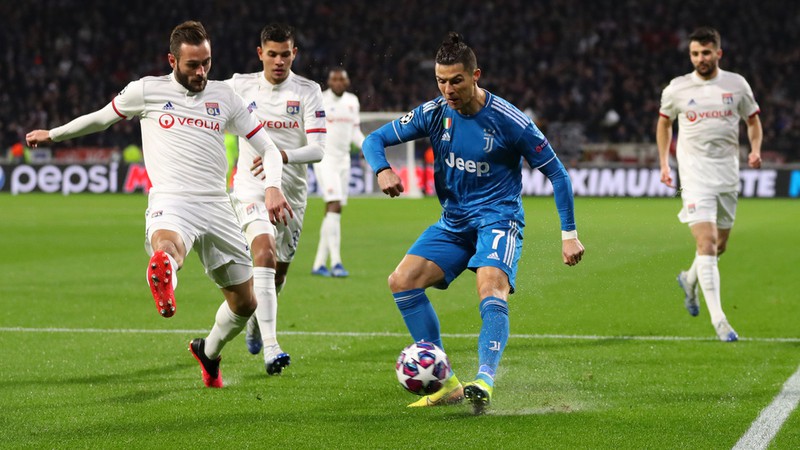 toan canh lyon 1-0 juventus: ronaldo va dong doi thua "lam lung trang bung" hinh 7