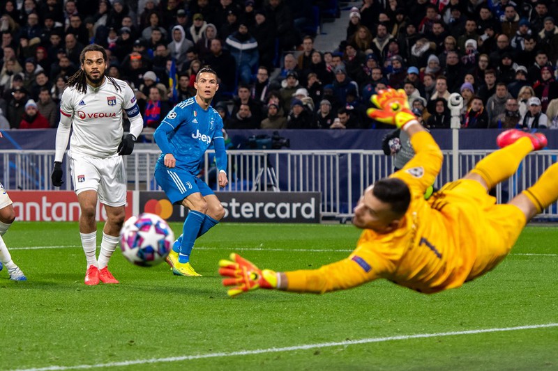 toan canh lyon 1-0 juventus: ronaldo va dong doi thua "lam lung trang bung" hinh 9