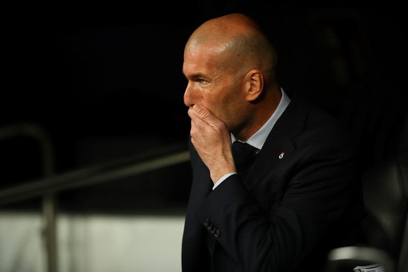 zidane: "10 phut mat tap trung khien real phai tra gia truoc man city" hinh 1