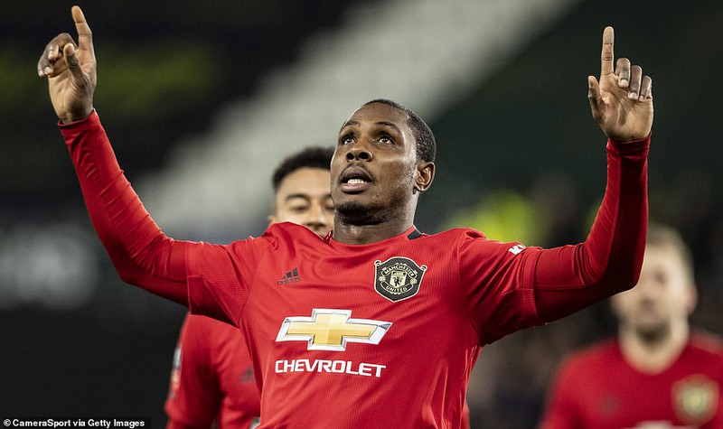 lap cu dup truoc derby, ighalo co danh hieu dau tien trong mau ao mu hinh 2