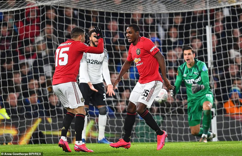 lap cu dup truoc derby, ighalo co danh hieu dau tien trong mau ao mu hinh 1