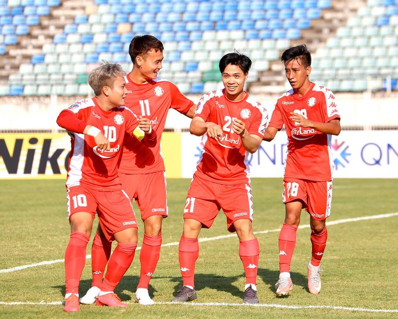 cong phuong va dong doi da afc cup tai lao tren san khong khan gia hinh 1