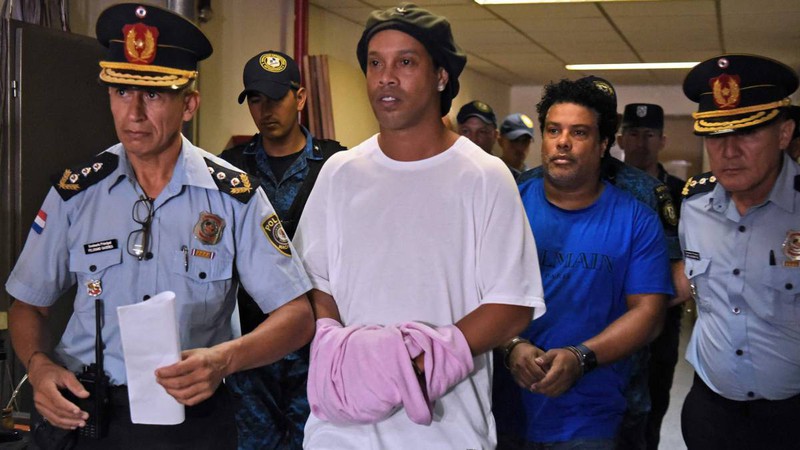 ronaldinho co nguy co ngoi tu 6 thang sau khi bi bat vi dung ho chieu gia hinh 1