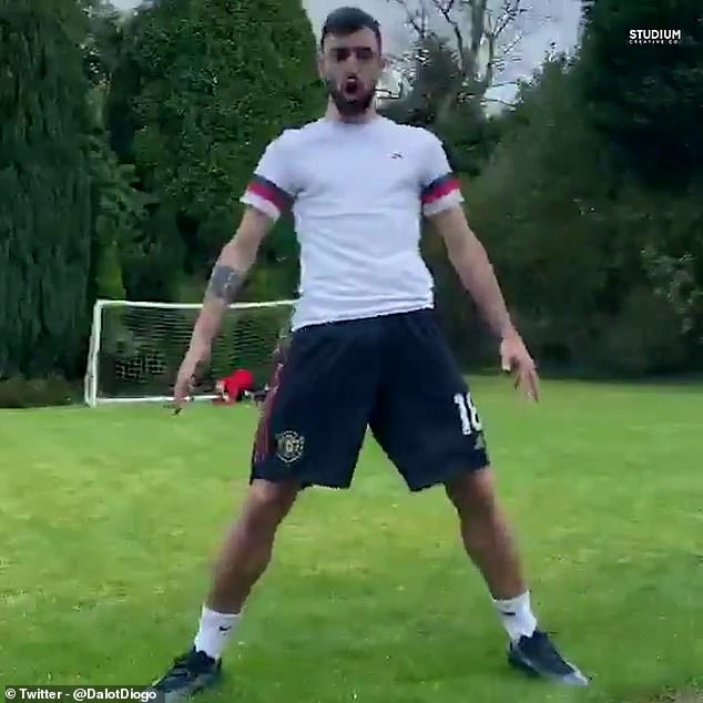 dan sao premier league lam gi khi phai roi xa bong da vi dich covid-19? hinh 4