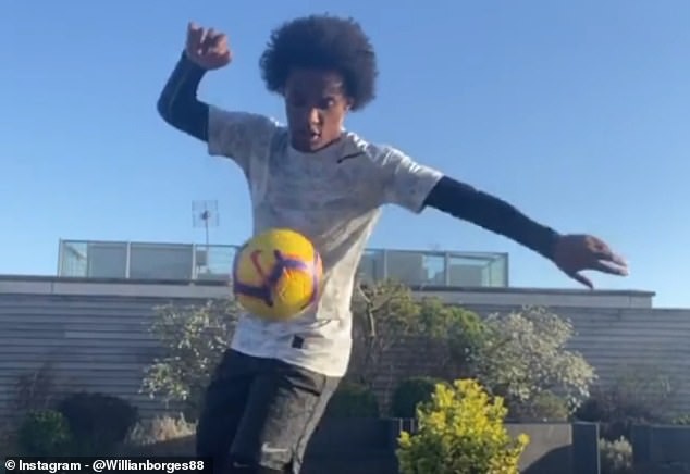 dan sao premier league lam gi khi phai roi xa bong da vi dich covid-19? hinh 9