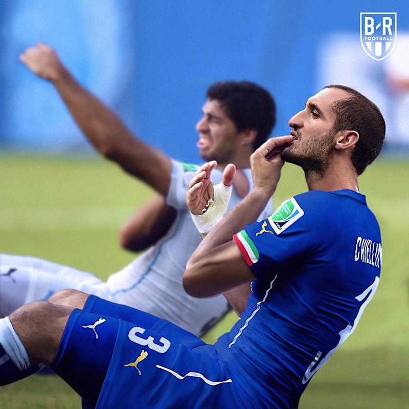 "vu tru bong da nguoc doi": salah khoa tay ramos, chiellini can suarez hinh 7