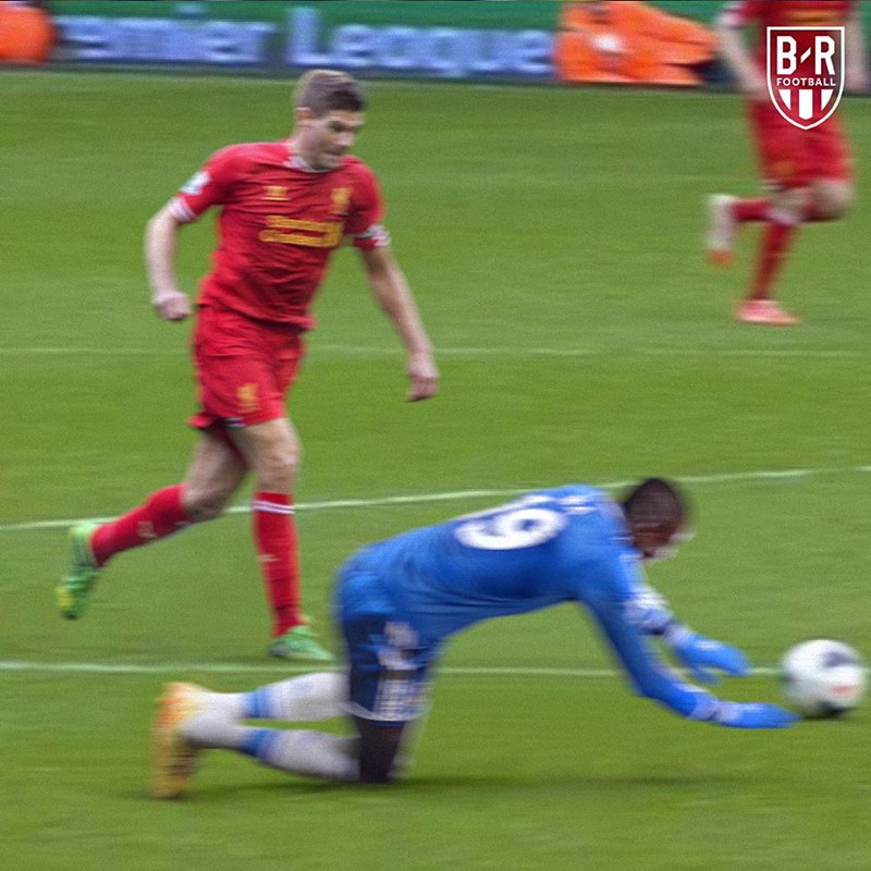 "vu tru bong da nguoc doi": salah khoa tay ramos, chiellini can suarez hinh 2