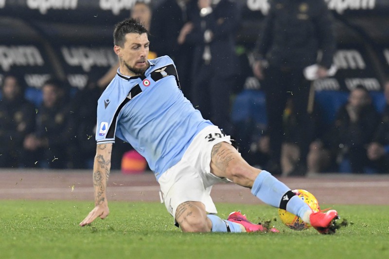 doi hinh hay nhat serie a truoc khi bi hoan: co smalling, vang lukaku hinh 2