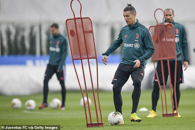 cac doi bong serie a co the tro lai tap luyen trong thang 5 hinh 1
