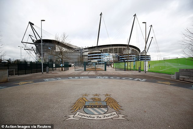 premier league da san trung lap: old trafford duoc chon, anfield bi gach ten hinh 11
