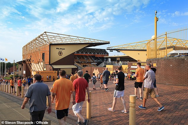 premier league da san trung lap: old trafford duoc chon, anfield bi gach ten hinh 9