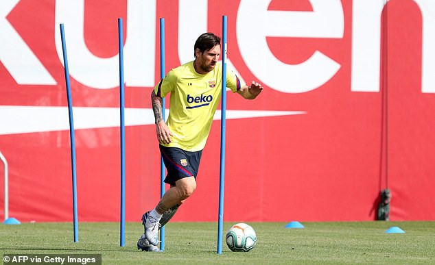 hlv barca deo khau trang ra san tap chi dao lionel messi va dong doi hinh 1