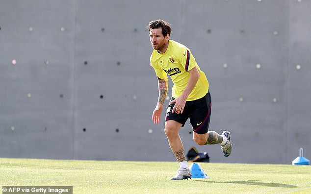 hlv barca deo khau trang ra san tap chi dao lionel messi va dong doi hinh 5