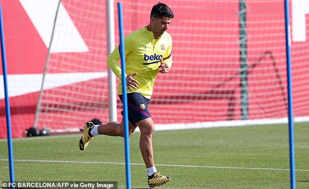 hlv barca deo khau trang ra san tap chi dao lionel messi va dong doi hinh 7
