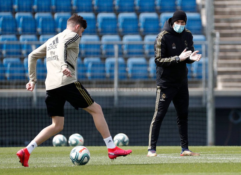 zinedine zidane deo khau trang van ho het, chi dao cau thu day mau lua hinh 2