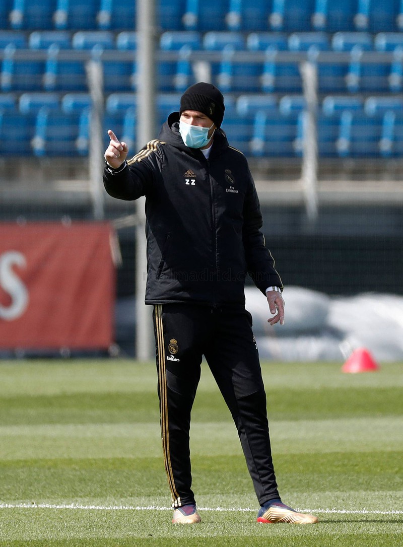 zinedine zidane deo khau trang van ho het, chi dao cau thu day mau lua hinh 1