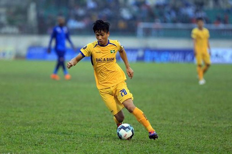 phan van duc dinh chan thuong trong tran dau tap cua slna hinh 1