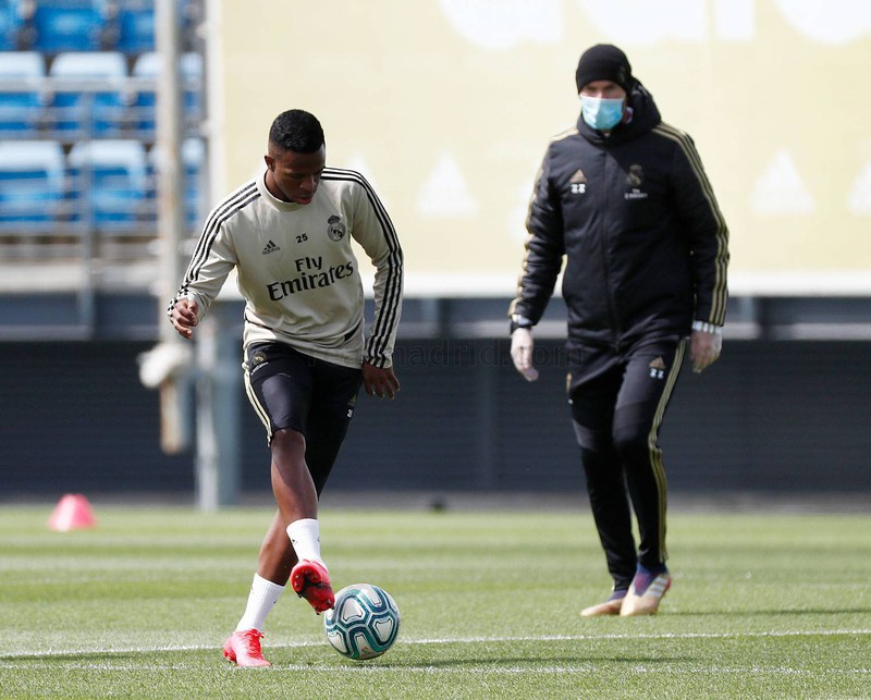 real madrid va bai toan khung hoang tam ly vi dich covid-19  hinh 1