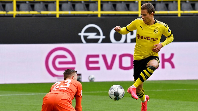 doi hinh hay nhat bundesliga cuoi tuan qua: haaland da cap lewandowski hinh 8