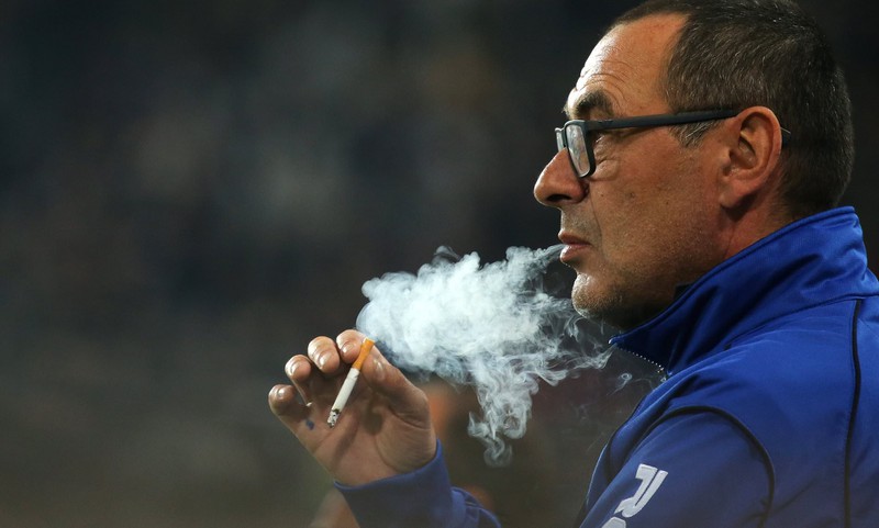 sao juventus tiet lo ve thoi quen hut thuoc la "dien cuong" cua sarri hinh 1
