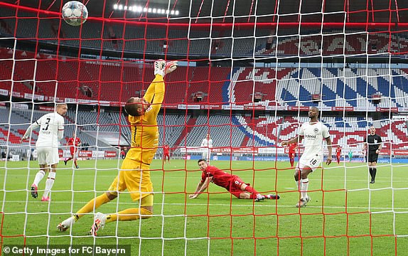 tuong thuat bayern munich 5-2 frankfurt: vong 27 bundesliga 2019/2020 hinh 1