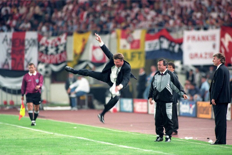 top 10 hlv xuat sac nhat champions league: van gaal xep tren sir alex hinh 6