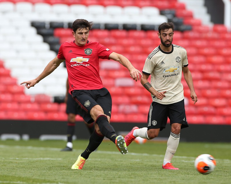 mu tro lai thi dau o old trafford, paul pogba doi dau bruno fernandes hinh 1