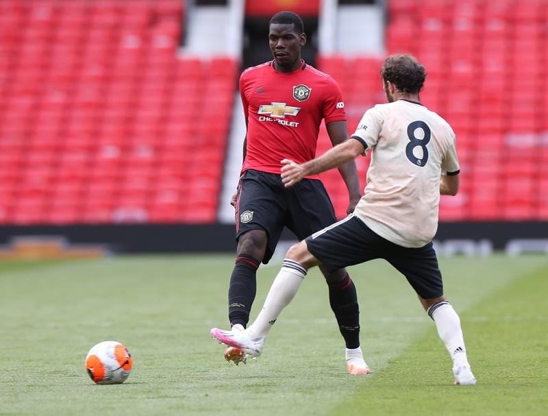mu tro lai thi dau o old trafford, paul pogba doi dau bruno fernandes hinh 2