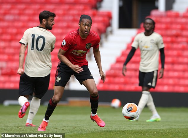 luke shaw khoe lap cu dup trong tran hoa 4-4 cua mu o old trafford hinh 4